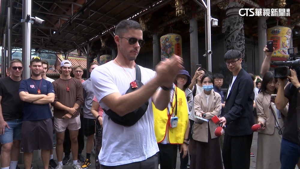 捷克棒球隊體驗台灣文化　龍山寺觀光體驗「擲筊」