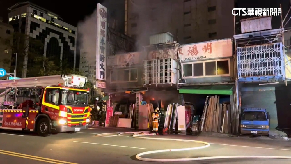 火勢猛烈！高雄木材行竄火延燒　消防灌救幸無傷
