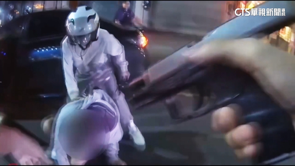 輔大前槍響！警匪追逐連13轟　學生買宵夜驚直擊
