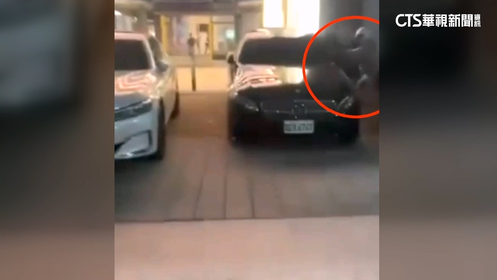 警車就停在門口　男KTV前無視公權力大膽砸車