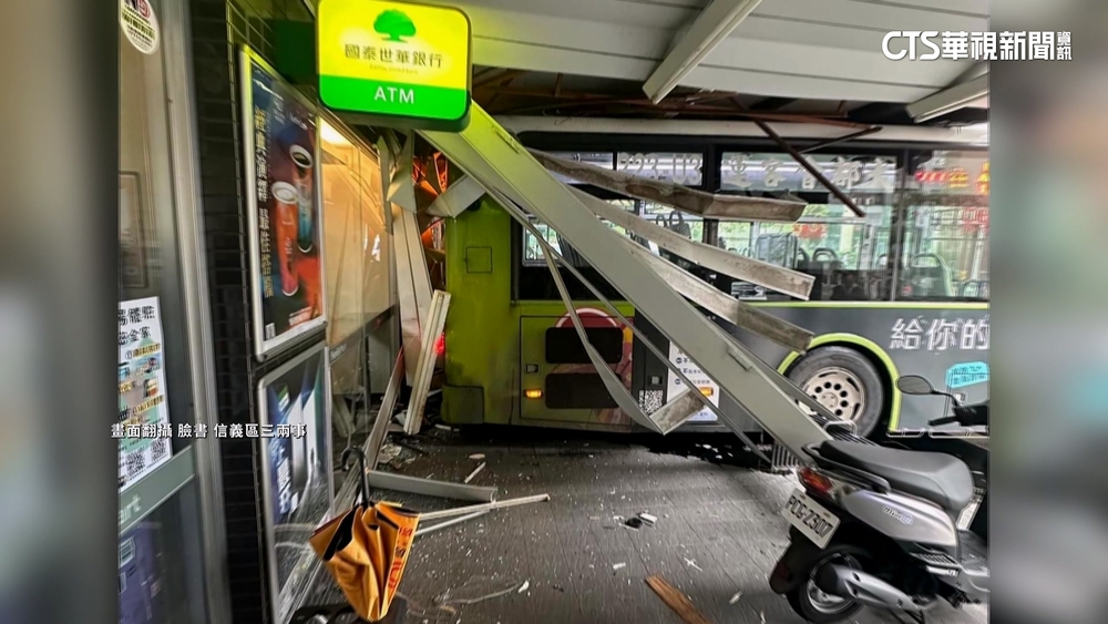 駕駛剛回總站休息！　公車「離家出走」　撞入信義區超商