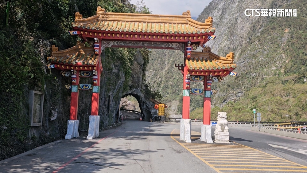 太魯閣牌樓「東西橫貫公路」不見了！　工程車不慎撞毀