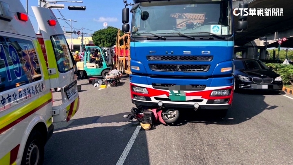 視線死角釀禍？　聯結車右轉撞機車　女騎士捲車底亡