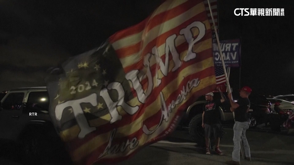 川普支持者聚集海湖莊園外　緊盯開票現場超嗨