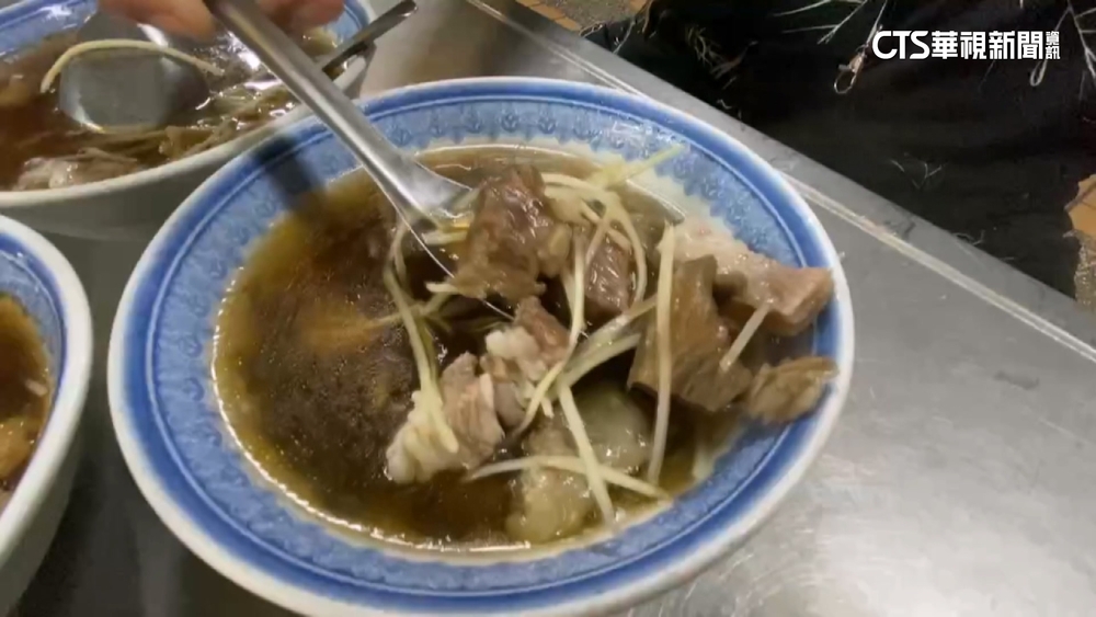 今立冬.進補民眾搶喝羊肉爐　薑母鴨店備料3倍應戰