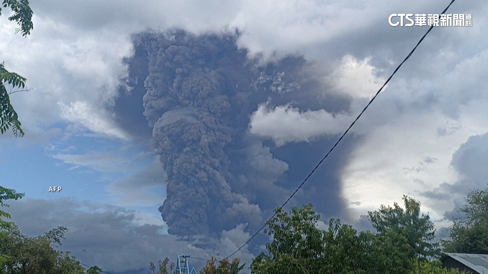印尼東部火山頻繁噴發　日本氣象廳憂引發海嘯