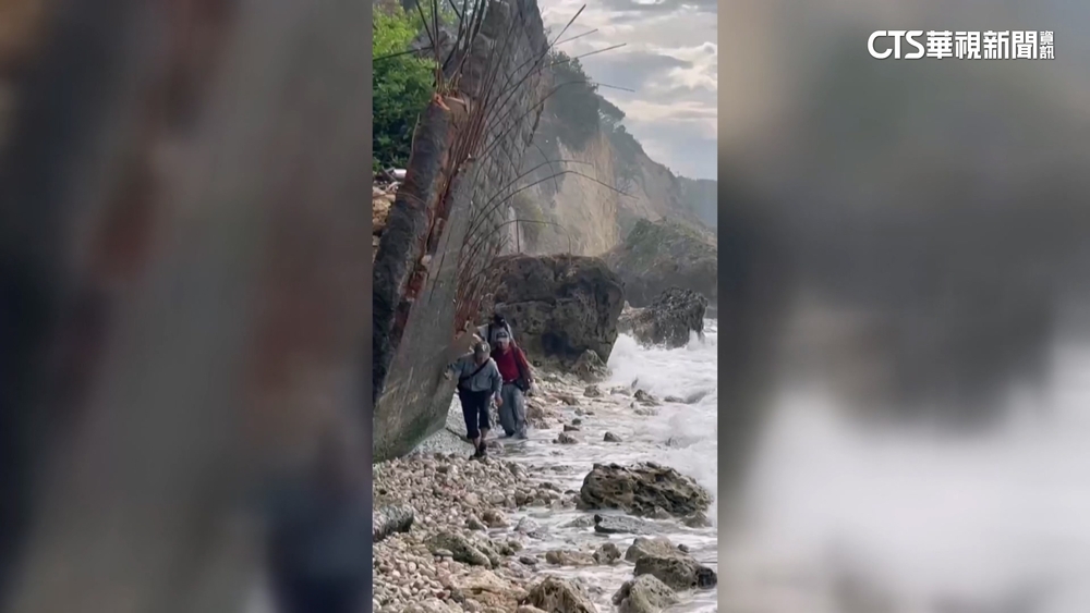 柴山阿朗壹「擋土牆傾斜」　浪高到腿！遊客驚險快跑