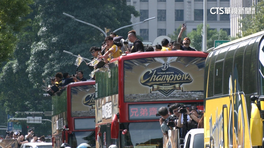 嗨翻！　中信兄弟封王遊行　上萬象迷夾道揮旗吶喊