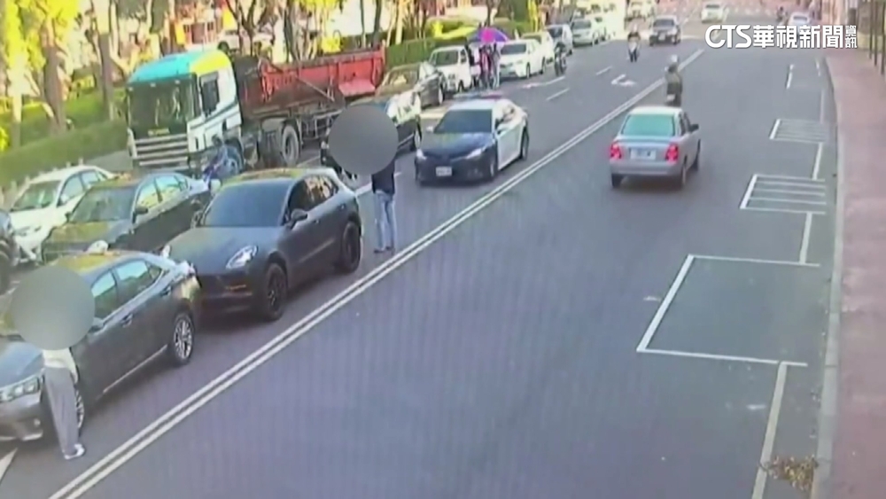 嫌代駕技術差追撞前車　車主火大撂人當街追打