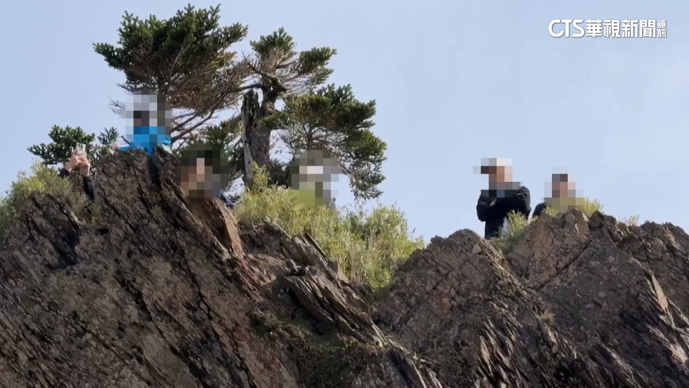 武嶺人潮.車潮多　遊客違規爬山壁拍照.飛空拍