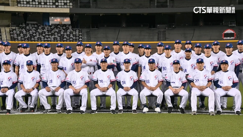 12強CT戰袍有亮點！　袖口加紅藍線條.腰際漸層設計