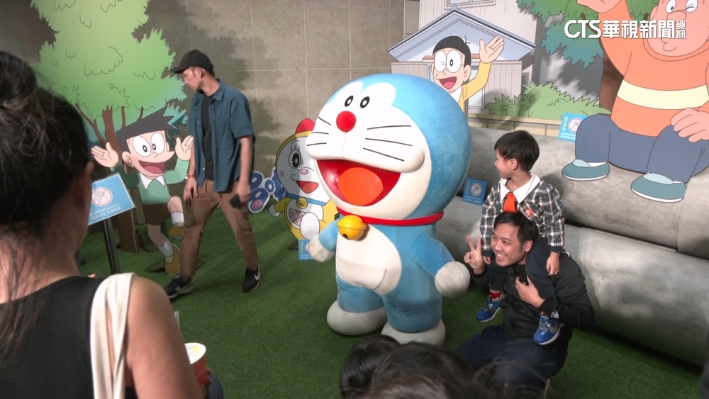 相見歡！　　哆啦A夢玩偶.配音員站台　粉絲搶合影
