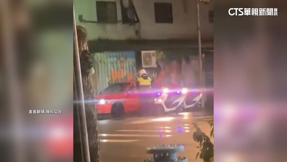 土城駕駛開車滑手機　拒檢逃逸險撞員警