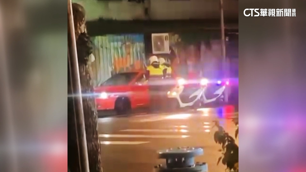 開車滑手機拒檢落跑　　欲二度衝撞遭警破窗壓制