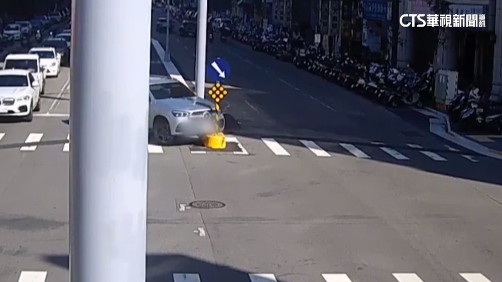 台中庇護島做一半標示不清　休旅車過彎擦撞