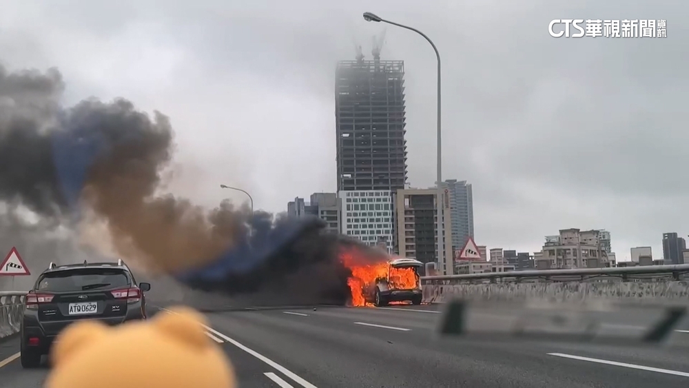 五楊高架火燒車意外　濃煙飄至車道.阻駕駛視線