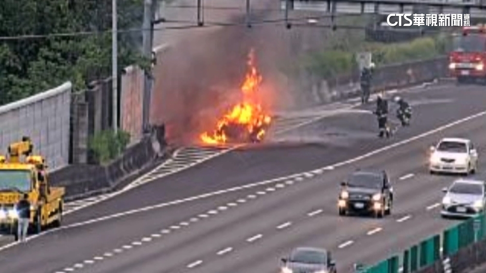 國一苗栗路段跑車全面燃燒！　黑煙竄天.駕駛驚逃