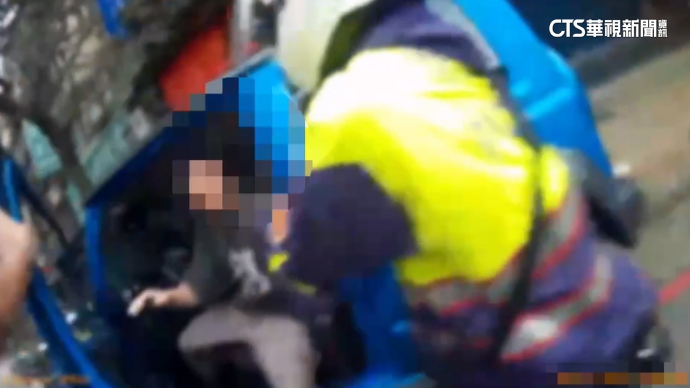 又是喪屍煙彈！　蛇行挑釁警　闖紅燈鬼切自撞被逮