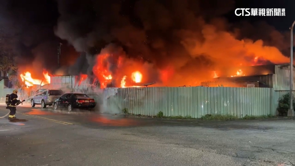 鼓山清潔隊停車場凌晨大火　濃煙.爆炸聲四起