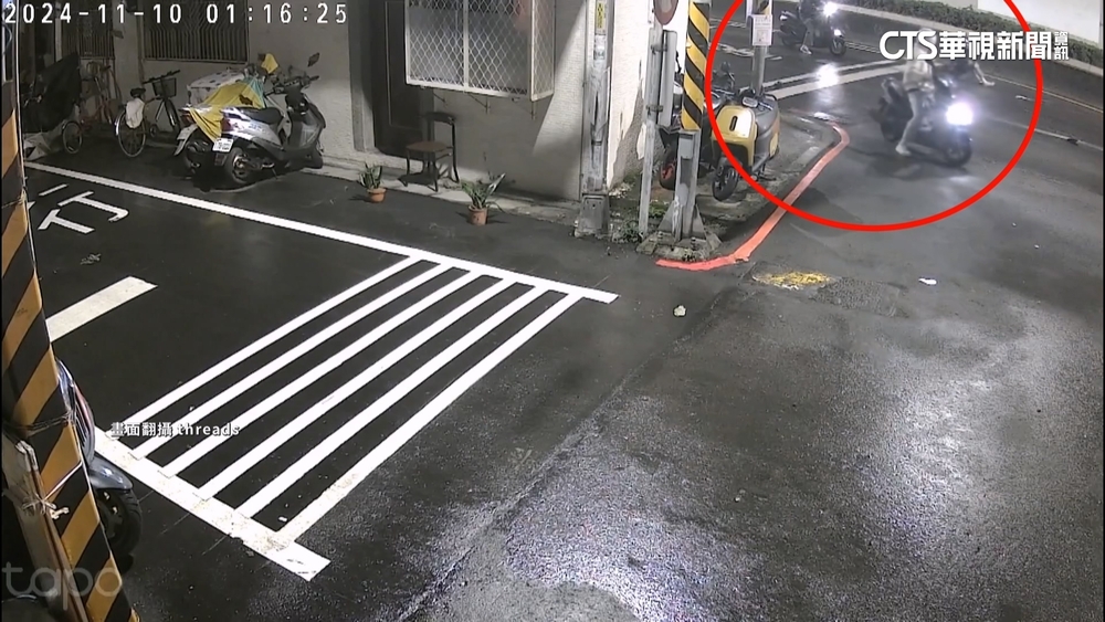 疑未注意前車狀況！　騎士等紅燈遭衝撞顱內出血