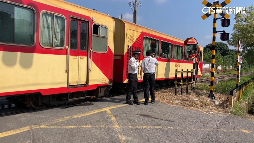 阿里山林鐵擦撞違停貨車　74位乘客遭延誤39分鐘