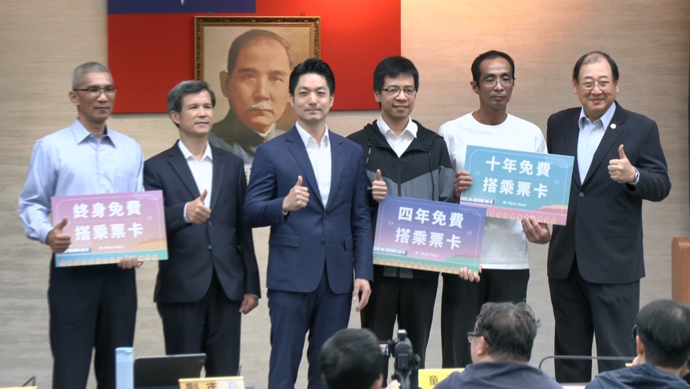 英勇制伏北捷揮刀嫌犯　蔣萬安頒發榮譽獎章、免費搭乘票卡