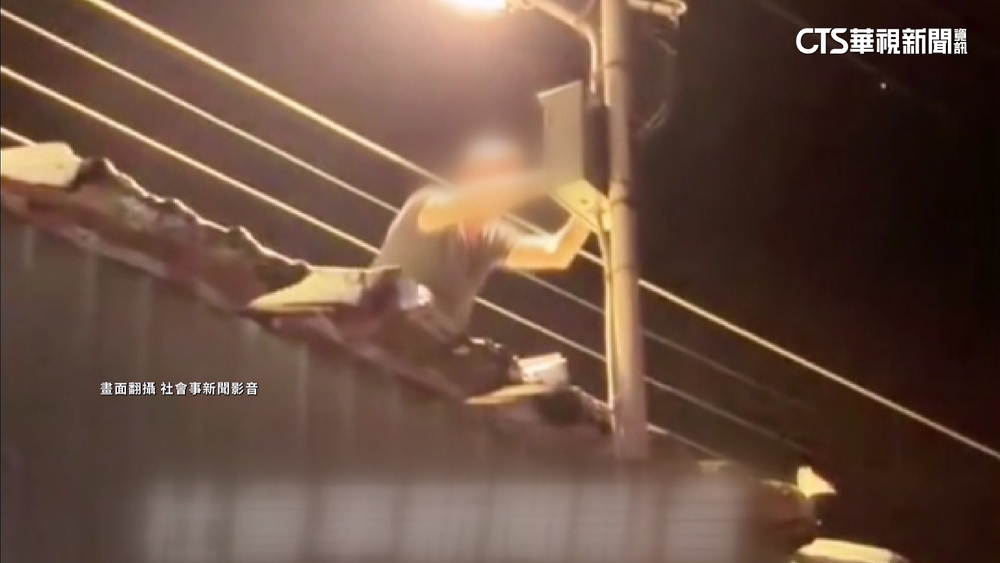 拖板車載鐵皮屋遇「歪斜路燈」　工人徒手扶正恐觸電