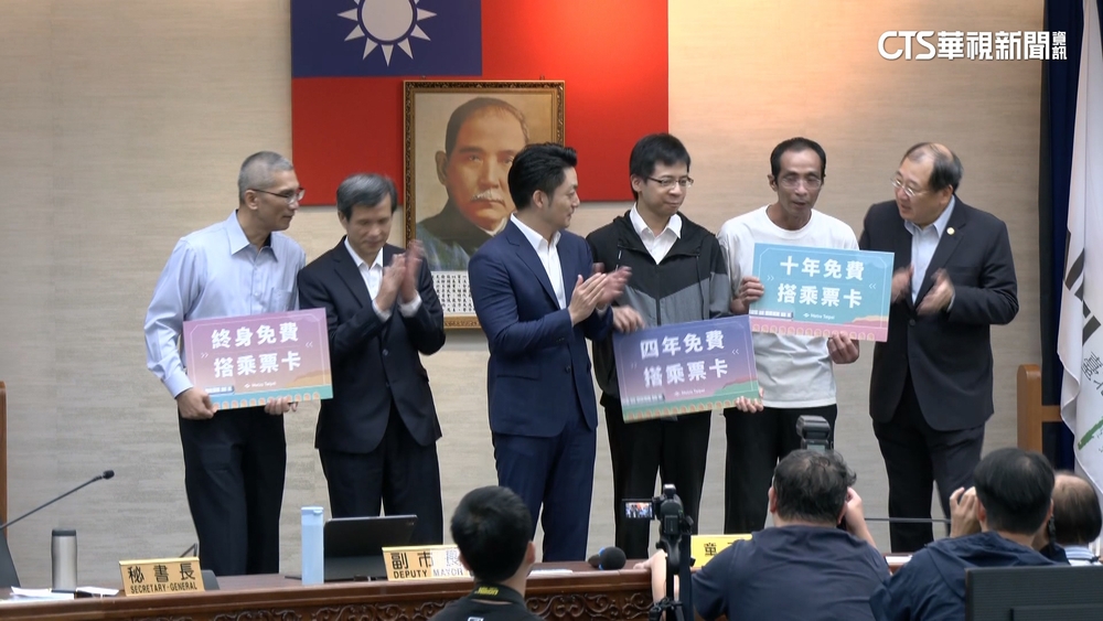 致敬北捷奪刀3勇者　蔣萬安頒獎章.免費乘車卡