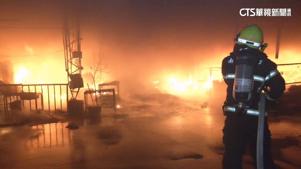 草屯果菜市場陷火海.一度疑遭縱火　消防：電線垂掉多處燒