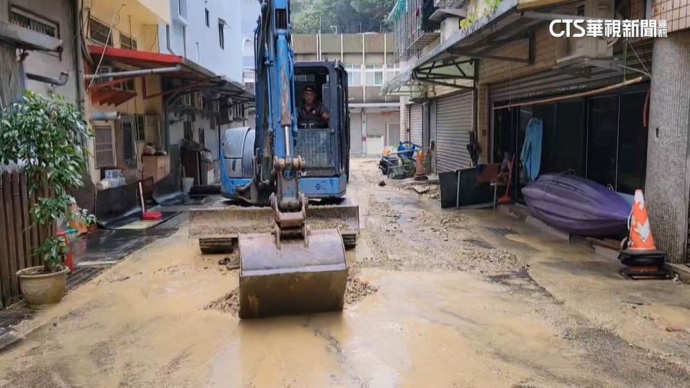 排水溝變噴泉.大水淹住家　宜蘭居民急清家園
