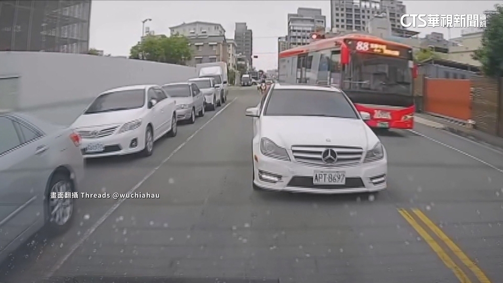 上週闖燈險撞騎士！　「中鹿客運」再被目擊學區逆向