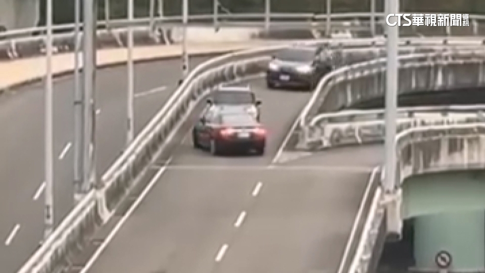 扯！台中高鐵停車場入口逆向還迴轉　險直撞來車
