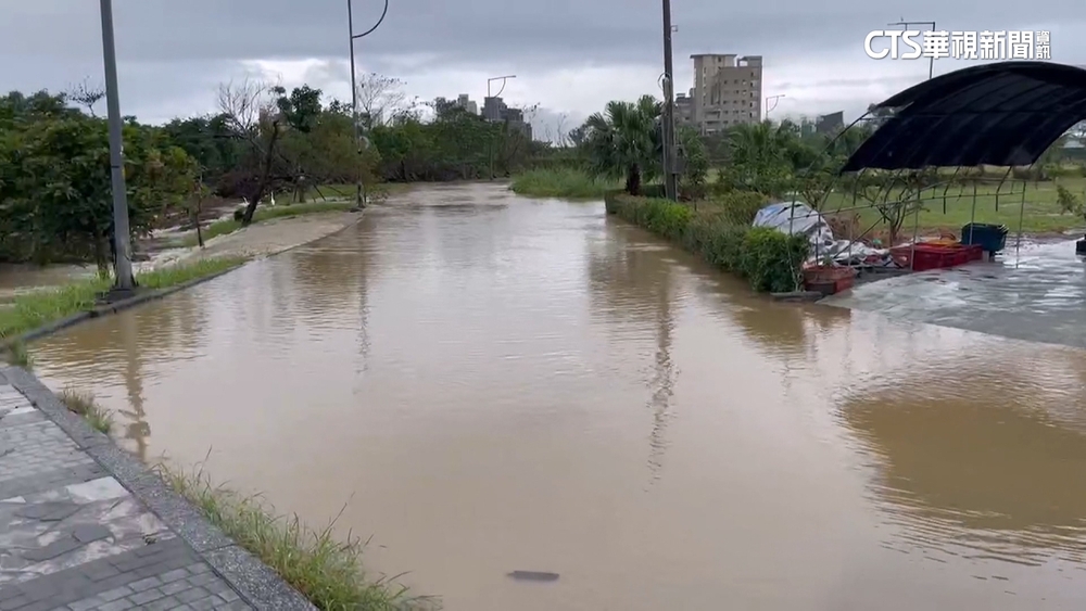雨彈炸宜蘭溪水暴漲　烏石港旁水淹10公分高