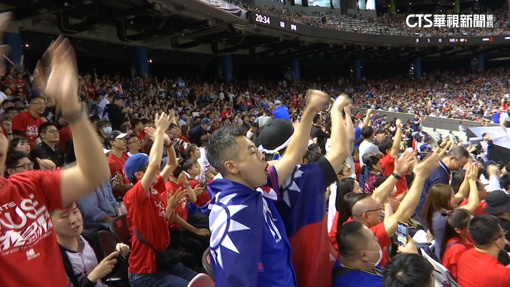 終於贏了！12強台灣隊6：3勝韓國隊　全場球迷嗨翻