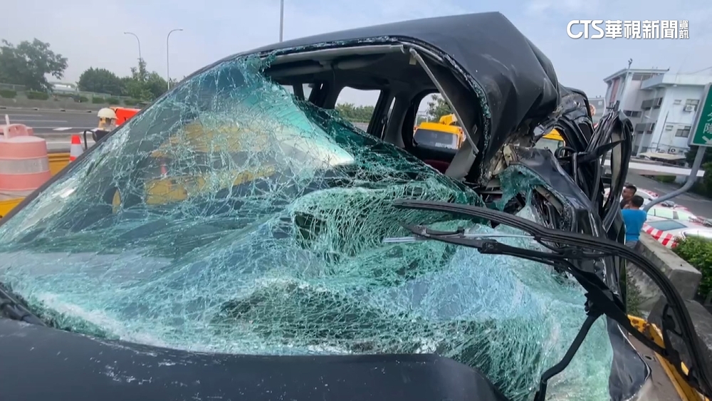 國道血滴子！　大貨車輪胎掉落彈至對向砸轎車奪命