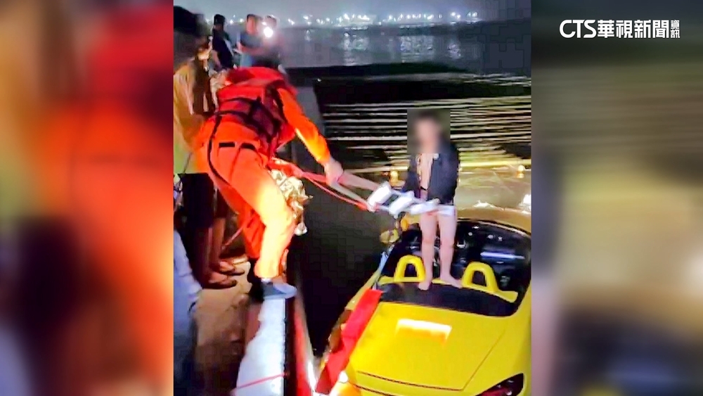 敞篷跑車墜漁港！　駕駛不知所措站車頂待救援