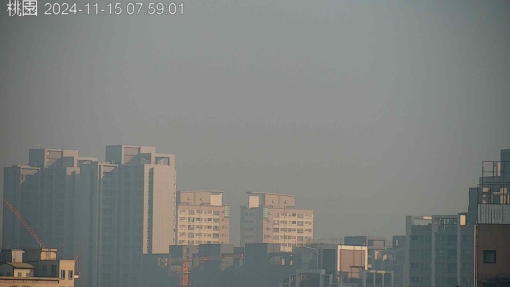 網嘆天空一片灰濛濛　原因曝：颱風影響「西半部擴散條件差」