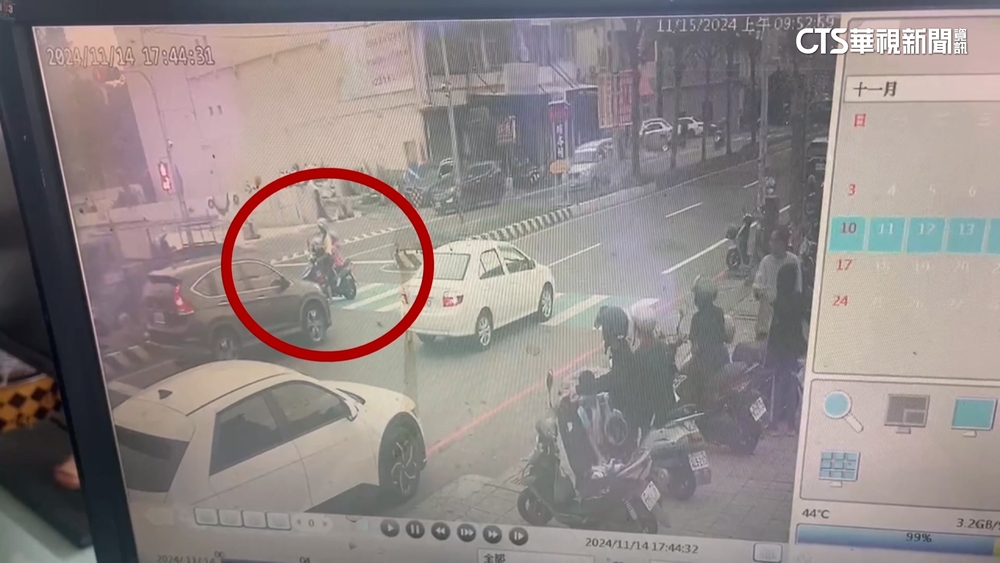 疑童誤轉油門！　「阿公載孫」機車暴衝　車輛險撞急剎　