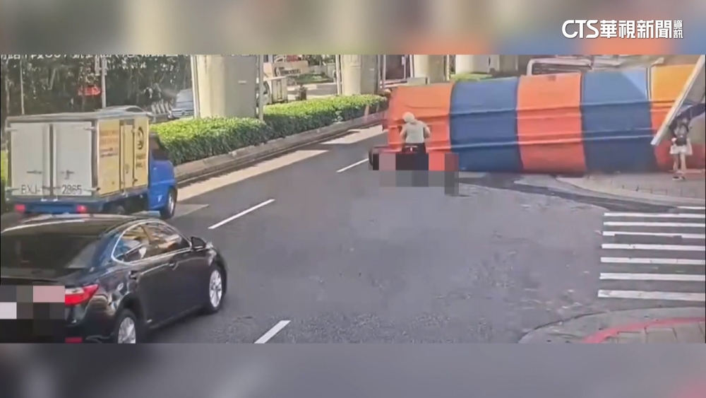 工地70噸水泥塔倒塌砸騎士　遭開罰勒令停工