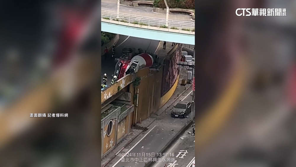 水泥車自撞翻覆險墜橋駕駛亡　護欄遭撞碎石塊砸車