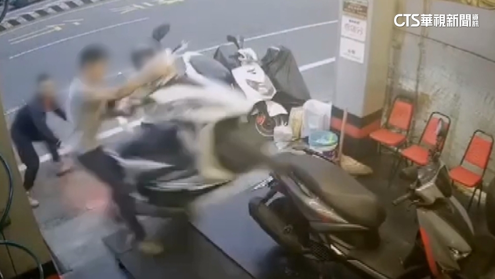 踢側柱未熄火下車　老闆幫扶反催到油門翹孤輪