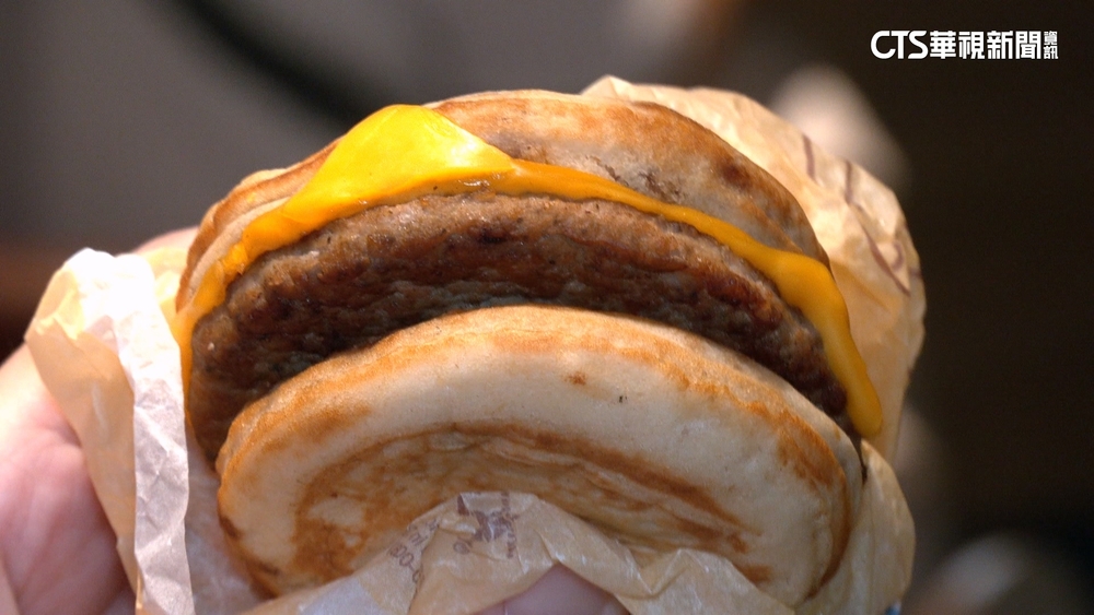 「鬆餅堡」太夯！　外送員不滿久候　騎車擋得來速爆爭執