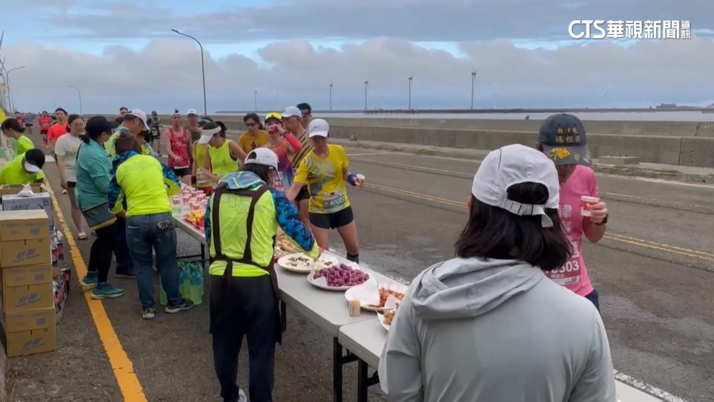 「鹿港馬」化身迷你鹿溪宴　跑者大嗑蚵仔煎