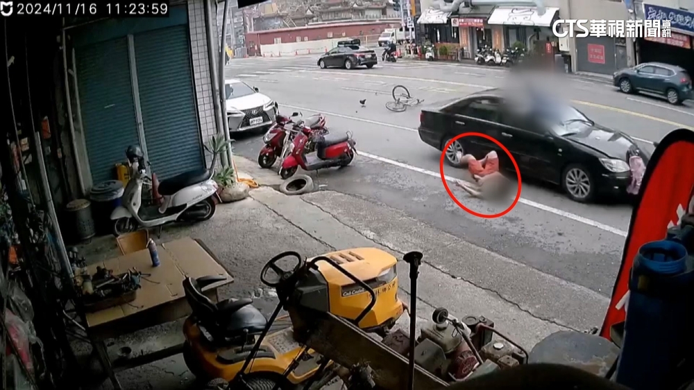 7旬翁開車撞3車 女騎士撞破前擋插進車內雙腳朝天