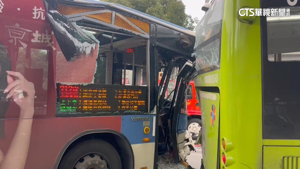 北市2公車追撞1死15傷　婦人過馬路捲車底不治