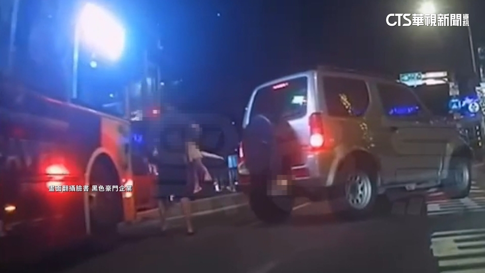 公車離站男子抱幼童攔車遭拒　竟失控重砸車門