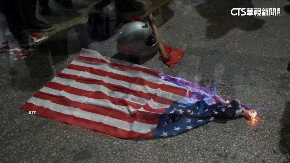 希臘挺巴遊行失控 砸汽油彈縱火燒美.以國旗