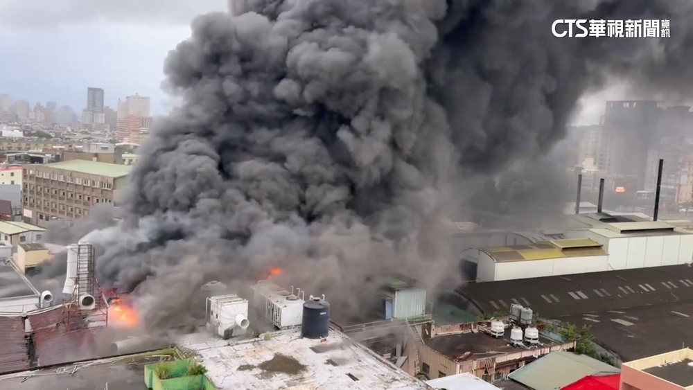 桃園工廠起火竄濃煙　民怨：空氣中飄塑膠臭味