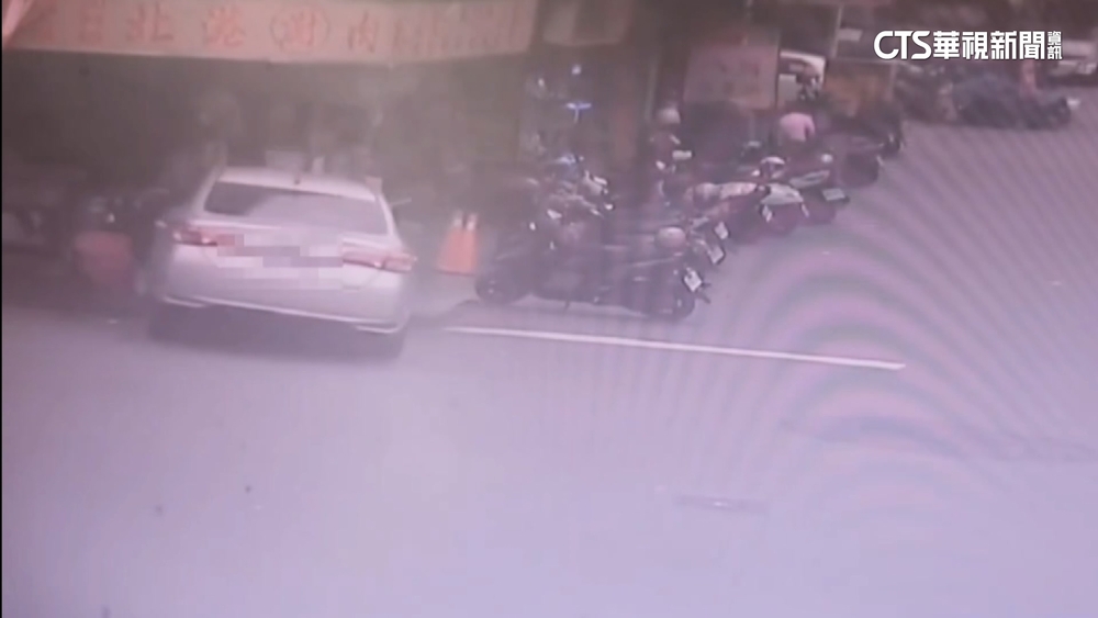 駕駛下車忘打P檔　轎車滑行撞進30年肉粽店