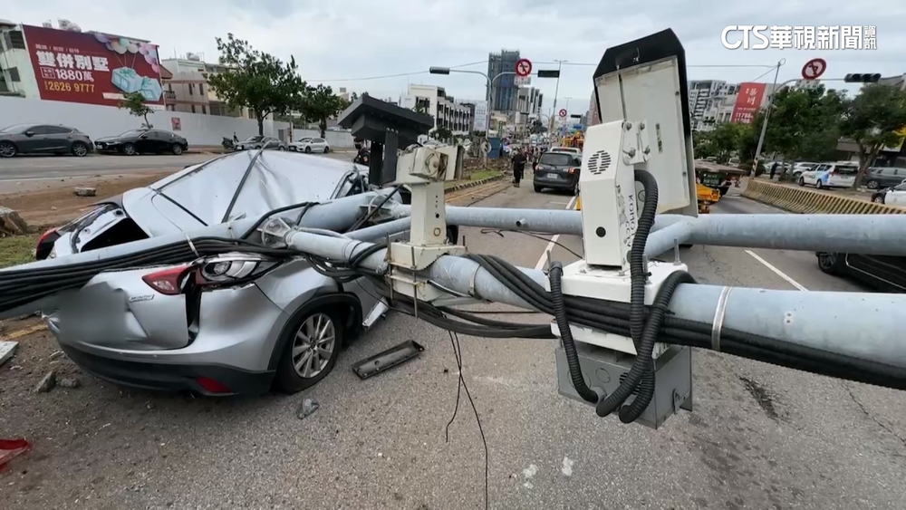 又是向上路長下坡　砂石車撞斷路牌再撞對向車4傷